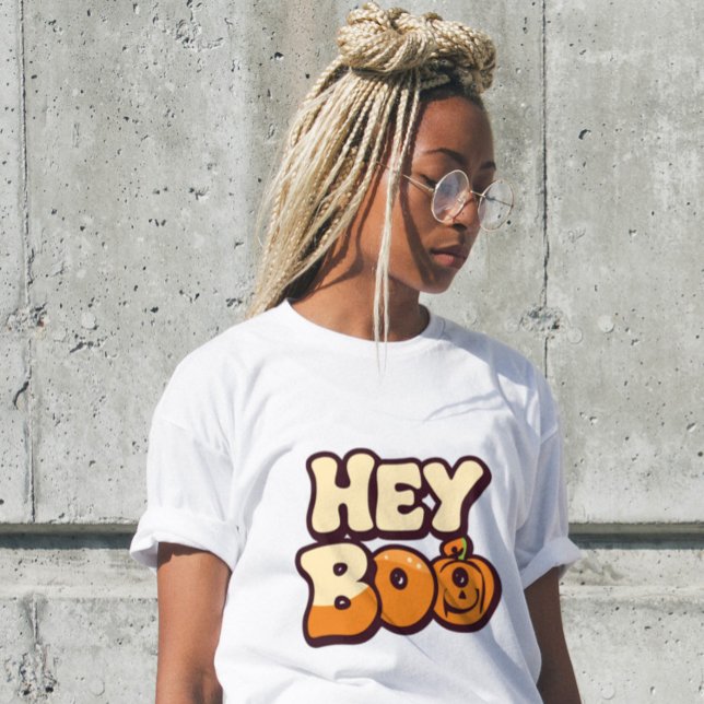 Camiseta Triblenda Retro Groovy Halloween Women’s T-Shirt | “Hey Boo” (Subido por el creador)