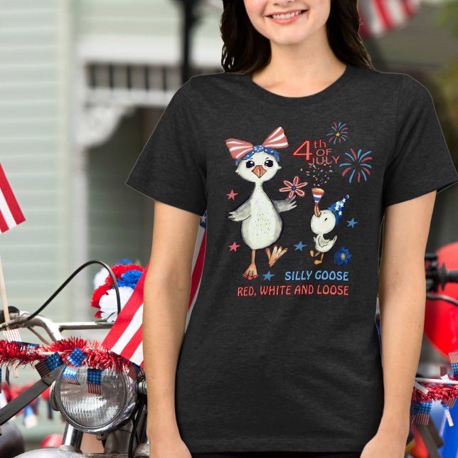 Camiseta Triblenda Rojo, blanco y suelto de oca boba 4 de julio ( Silly Goose Red, White and Loose July 4th Tri-Blend Shirt)