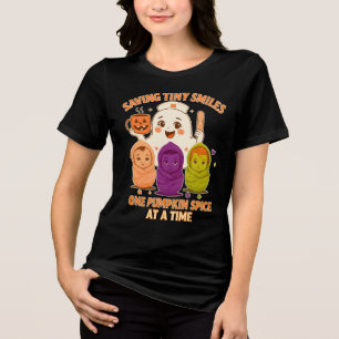 Camiseta Triblenda Salvando sonrisas pequeñas — Enfermera pediátrica 
