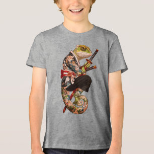 Camiseta Triblenda Samurái Camaleón: Guerrero Tatuado con Katana