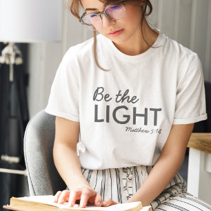Camiseta Triblenda Sé la luz   Mateo 5:14 Biblia versus cristiano