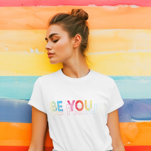 Camiseta Triblenda Sé Orgulloso Divertido LGBTQ Rainbow Hearm Monogra (Be You Be Proud Fun LGBTQ Rainbow Heart Monogram T-Shirt (Front))