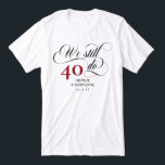 Camiseta Triblenda Seguimos Con Rapidez Guiando El 40° Aniversario Bo<br><div class="desc">Elegante Seguimos haciendo camisetas del 40 aniversario del boda con un guión rápido, el número de años que has estado casado, y tus nombres y fecha de boda. Seguimos haciendo camisetas para celebrar el aniversario de su boda y renovar nuestros votos. Todavía hacemos camisetas de 40 años con 40 de...</div>