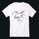 Camiseta Triblenda Seguimos Con Rapidez Guiando El 60º Aniversario Bo<br><div class="desc">Elegante Seguimos haciendo camisetas del 60 aniversario del boda con un guión rápido, el número de años que has estado casado, y tus nombres y fecha de boda. Seguimos haciendo camisetas para celebrar el aniversario de su boda y renovar nuestros votos. Seguimos haciendo camisetas de 60 años con 60 de...</div>