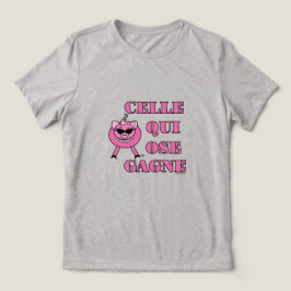 Camiseta Triblenda She Who Dares Wins in French w/ Girly Pig
