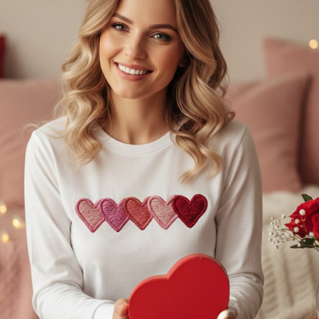 Camiseta Triblenda Simple Hearts Embroidery look Minimalistic  (Subido por el creador)