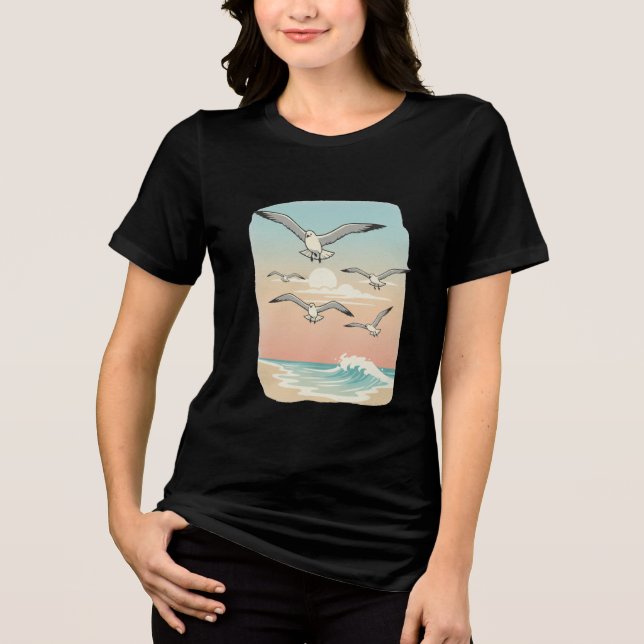 Camiseta Triblenda “Sky Dance Seagulls – Beach Freedom Tee” (Anverso)