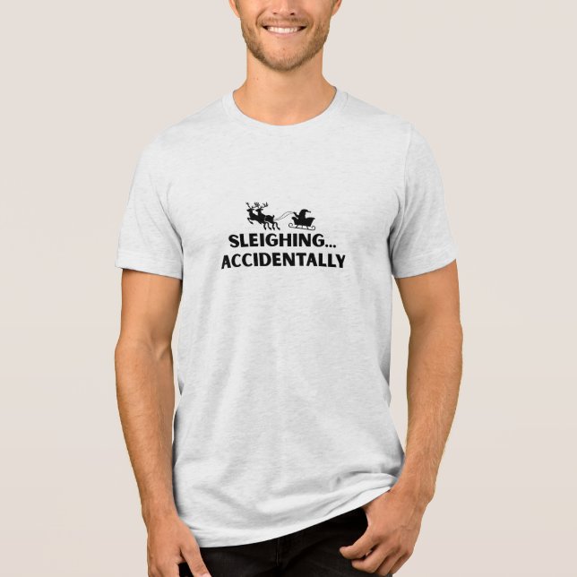Camiseta Triblenda Sleighing Accidentally Christmas Funny (Anverso)