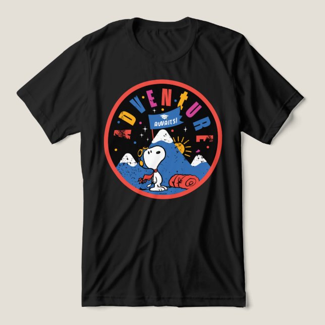 Camiseta Triblenda Snoopy Adventure Awaits Graduation Mountain Design (Diseño delantero )