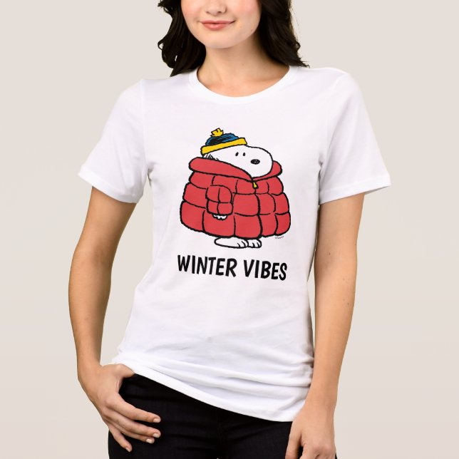 Camiseta Triblenda Snoopy Winter in Puffer Coat Tri-Blend Shirt (Anverso)