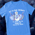 Camiseta Triblenda Snowman Dreides Festividad Judía Hanukkah Funny<br><div class="desc">Esta divertida y personalizada camiseta de Hanukkah es genial para ti mismo o como regalo. Diseñado con un texto blanco para camisetas oscuros, el diseño principal es un muñeco de nieve saludando flanqueado por sueños en azul y violeta, uno a cada lado. Un caprichoso tipo de letra escrita a mano...</div>