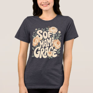 Camiseta Triblenda Soft Mama Grace Deep Plum Floral Tipografía Retro