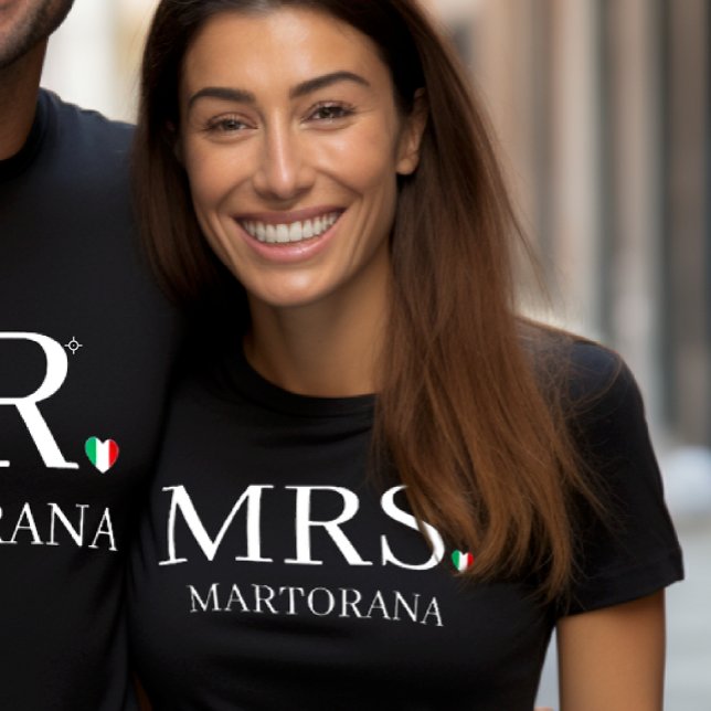 Camiseta Triblenda SRA. Corazón de Bandera Italiana Apellido Personal (Couple's t-shirt in black with MRS.Italian Flag Heart for the periodEngagement or Wedding gift)