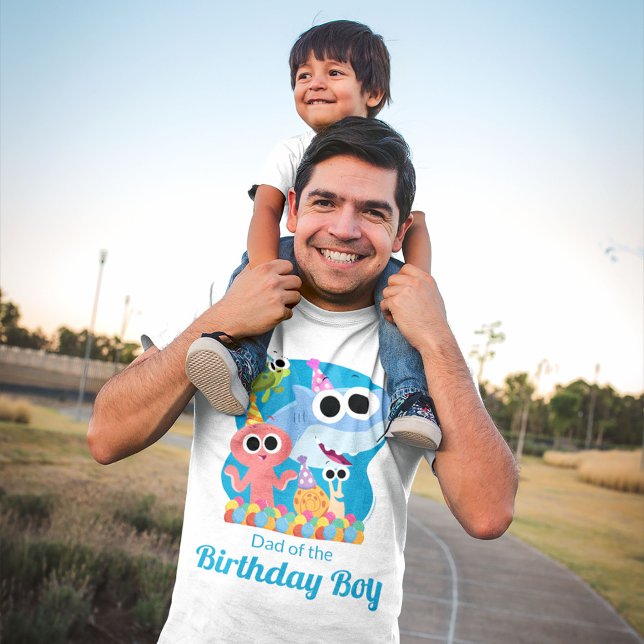 Camiseta Triblenda Super Simple | Finny the Shark Confetti Birthday (Person wearing t-shirt)