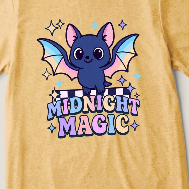 Camiseta Triblenda Tapón de Halloween y tablero de cheques Retro Past (The midnight magic kawaii bat design shines with retro pastel charm.)