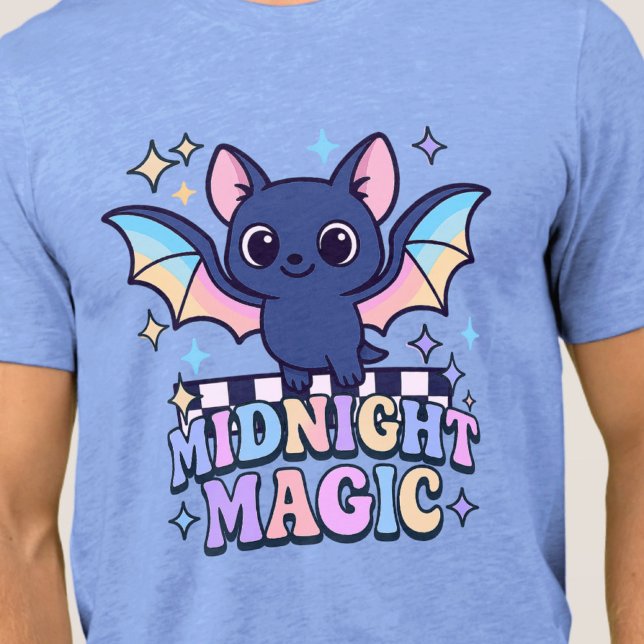 Camiseta Triblenda Tapón de Halloween y tablero de cheques Retro Past (The midnight magic kawaii bat design shines with retro pastel charm.)