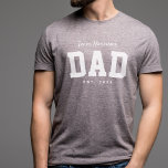 Camiseta Triblenda Texto blanco personalizado simple y deportivo de T<br><div class="desc">Diseñado para coordinar con la colección de ducha de bebé del portón trasero Lea Delaveris Design, esta camisa de papá del equipo es un regalo perfecto para un padre nuevo. También es genial para usar en la ducha de bebé, este diseño de camisetas deportivo incluye un "nombre de equipo" en...</div>