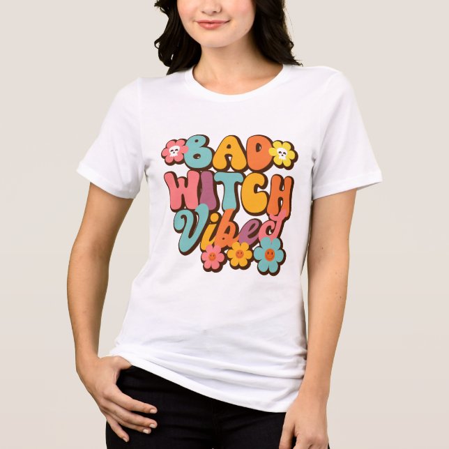 Camiseta Triblenda Tipografía de Halloween Bad Witch Vibes Retro Groo (Anverso)