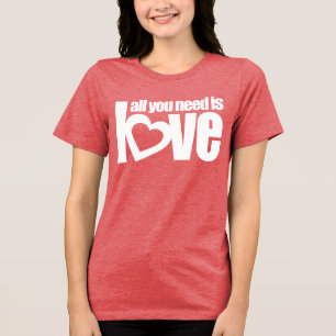 Camiseta Triblenda "todo lo que necesitas es amor", texto de corazón
