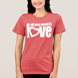 Camiseta Triblenda "todo lo que necesitas es amor", texto de corazón