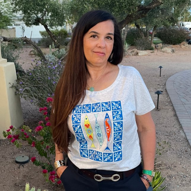 Camiseta Triblenda Tres sardinas + mosaico azul (The artist behind the art :)
(T-shirt style may be different than listing))