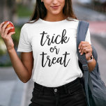 Camiseta Triblenda Truco o trato a Black Modern Script Halloween<br><div class="desc">Celebre Halloween con estilo con esta camiseta de "truco o regalo" con letras modernas de escritura negra.</div>