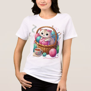 Camiseta Triblenda Un gato juguetón en una canasta de yarn con té - u