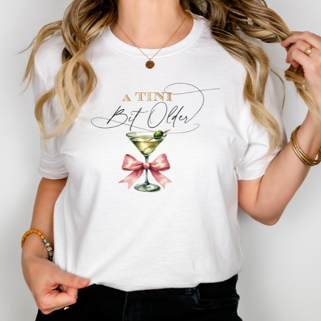 Camiseta Triblenda Un poco más viejo Martini Bow Rosa (A Tini Bit Older Martini Pink Bow Tri-Blend Shirt)