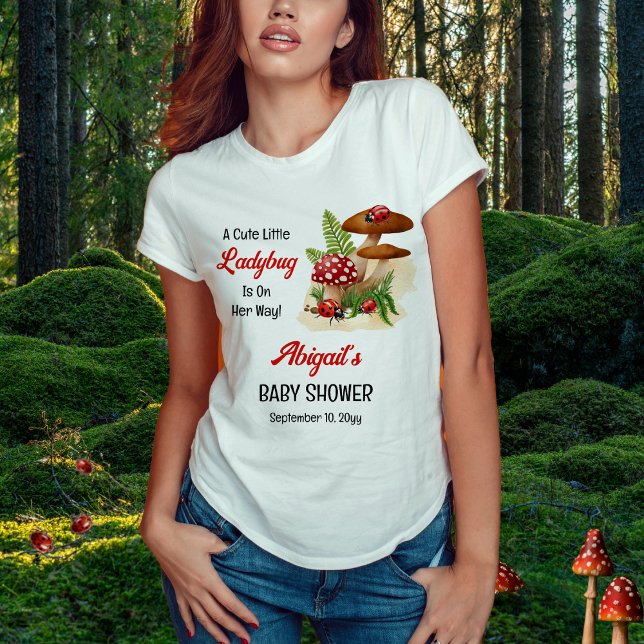 Camiseta Triblenda Una Pequeña Y Pequeña Ladybug Está En Camino De Ba ("A Cute Little Ladybug Is On Her Way!" Girl Baby Shower Woman's T-Shirt)