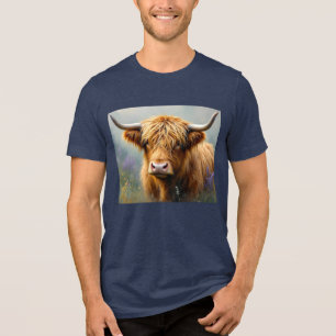 Camiseta Triblenda Vaca Highland en la pradera floral cerca