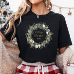 Camiseta Triblenda Verde de pino elegante negro | Navidad dorada<br><div class="desc">Esta impresionante camisa negra de vacaciones cuenta con una corona de Navidades con un elegante follaje botánico verde y conos de pino con flores blancas festivas. La caligrafía moderna de la escritura de estilo dorado dice "Feliz Navidad",  e incluso puedes agregar tu nombre.</div>