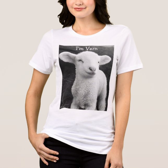 Camiseta Triblenda Vern The Viral Lamb Cozy Emotional Energy  (Anverso)