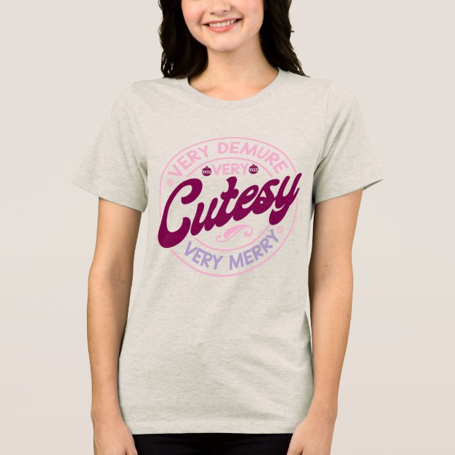 Camiseta Triblenda Very Demure Very Cutesy Christmas (Anverso)