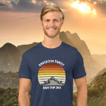 Camiseta Triblenda Viaje por la carretera de la montaña Sunset de per<br><div class="desc">Esta fresca puesta de sol vintage naranja sobre montañas rocosas en la naturaleza es una gran imagen para un conjunto de camisetas trimezcladas personalizadas para una reunión familiar, un viaje por carretera o unas vacaciones de verano. Conmemorar tu semana de vacaciones con lentes de amor para mamá, papá, hermano y...</div>