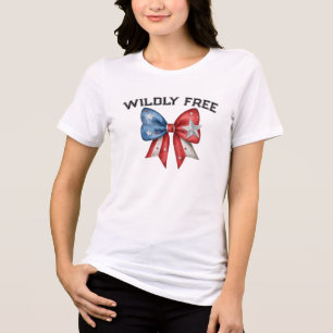 Camiseta Triblenda Wildly Free 4th of July Patriotic Ribbon Bow