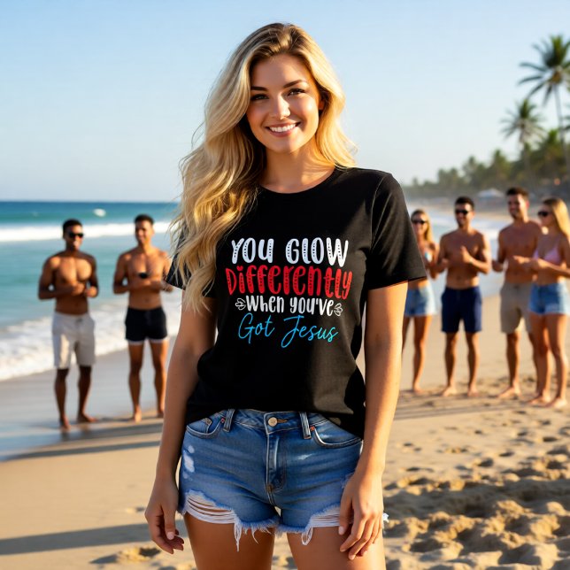 Camiseta Triblenda You Glow Differently When You've Got Jesus (Subido por el creador)