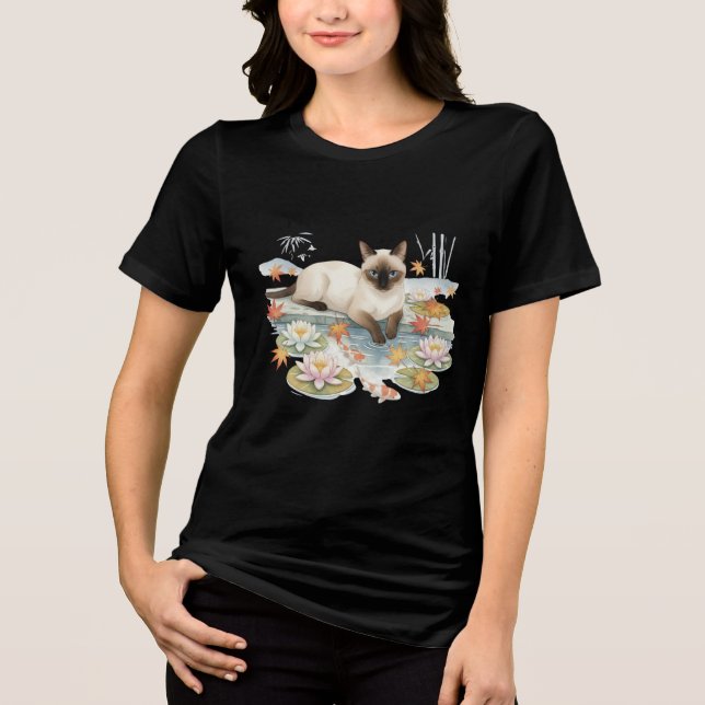 Camiseta Triblenda Zen Siamese Cat & Koi Pond T-Shirt (Anverso)