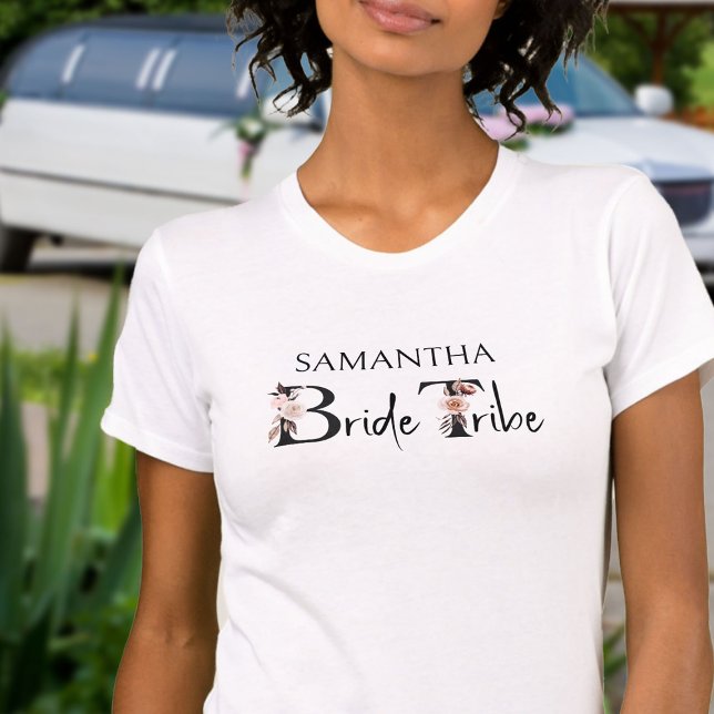 Camiseta Tribu de novias Boho Floral Letras Bachelorette (Bride Tribe shirt for your bachelorette and pre-wedding gatherings)