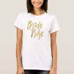 Camiseta Tribu de novias Relieve metalizado dorado falso y<br><div class="desc">Tribu de novias Relieve metalizado dorado falso y camiseta blanca para una celebración de Boda,  ducha de novia o fiesta de soltera.</div>