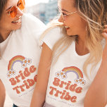Camiseta Tribu de novias Retro Groovy Daisy Bachelorette de<br><div class="desc">Diviértase en la fiesta de la soltera con esta elegante camiseta,  que incluye un arco iris retro,  margarita,  letra y texto personalizado de su elección. Añade fácilmente tus propios detalles haciendo clic en la opción "personalizar" esta plantilla.</div>