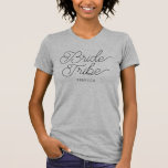 Camiseta Tribuna de novias Guión moderno Nombre personaliza<br><div class="desc">Prepárate para ser dama de honor o dama de honor con esta linda camisa casual: escritura moderna de caligrafía en negro para "tribu de novias" y tu texto personalizado para el nombre (o borra esto si prefieres un diseño sin nombre). ¡Grandes camisetas para una ducha de novia, una caja de...</div>