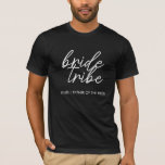 Camiseta Tribuna de novias | Padre moderno de la novia<br><div class="desc">Cita sencilla, moderna y elegante de "Bride Tribe" con letra de guión en blanco y negro en un estilo moderno. Los nombres se pueden personalizar con los nombres de tu fiesta nupcial. Puedes usarlo para la novia, las damas de honor, los chicas florales o la Madre de la Novia. Los...</div>