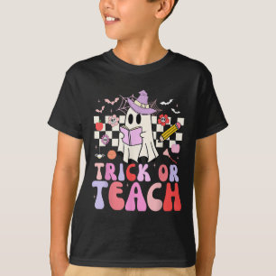 Camiseta Trick O Teach Groovy Teacher Halloween Retro Flor