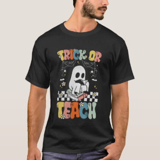 Camiseta Trick Or Teach Groovy Teacher Halloween Retro Flor