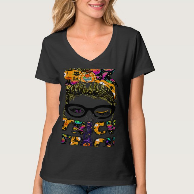 Camiseta Trick Or Teach One Spooky Teacher Messy Bun Hallow (Anverso)