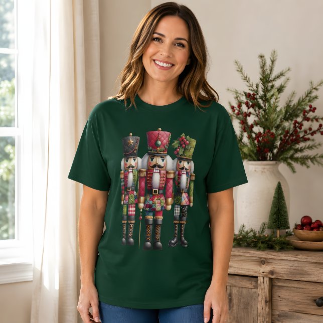 Camiseta Trío de Cascanueces Navideños de Patchwork Caprich (Whimsical Patchwork Christmas Nutcracker Trio T-Shirt)