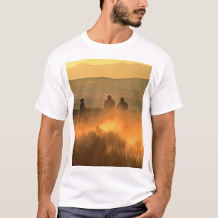 Camiseta Trío de Vaqueros: Gallop de fondo montañoso.