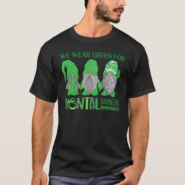 Camiseta Trio Gnome En Mayo Usamos Green Para La Salud Ment (Anverso)