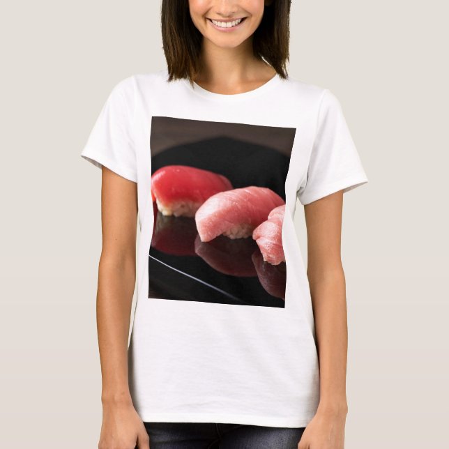Camiseta Trio of Tuna – Serene Red Beauty (Anverso)