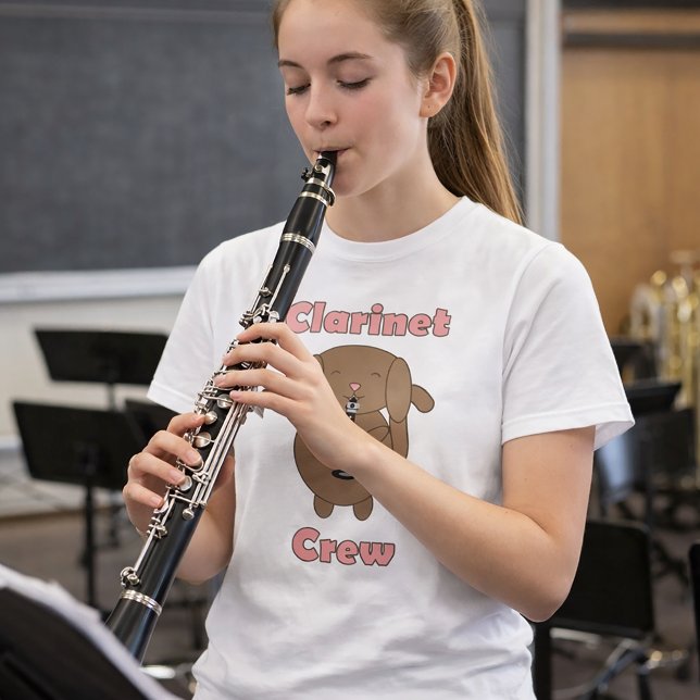 Camiseta Tripulación de clarinete Perro marrón divertido (A shirt with a dog playing the clarinet and the words Clarinet Crew in pink)